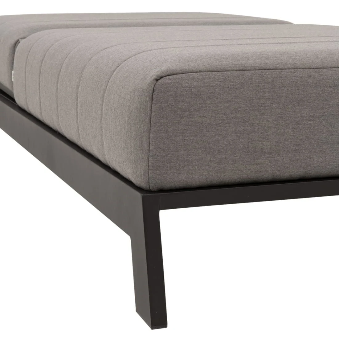 OUTLIV. Bite Gartenliege Aluminium/Sunbrella Schwarz/Flanelle 13 OUTLIV. Bite Gartenliege Aluminium/Sunbrella Schwarz/Flanelle – Bild 11